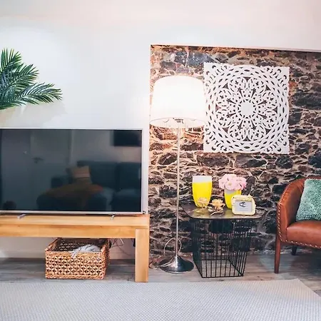 Yellow Townhouse And Terrace بيت للعطل