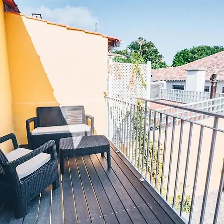 Yellow Townhouse And Terrace * Φουνκάλ