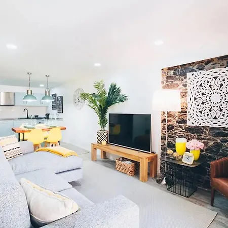 Yellow Townhouse And Terrace Tatil Evi